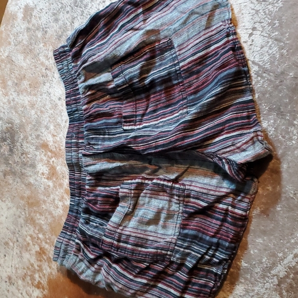 Universal Threads shorts size M - Picture 2 of 4